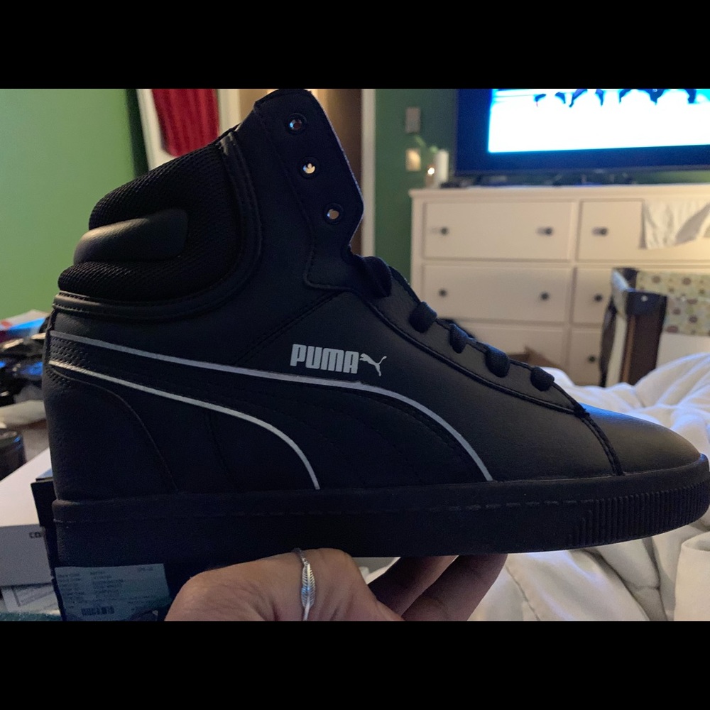 Sneakers - Picture 2 of 8